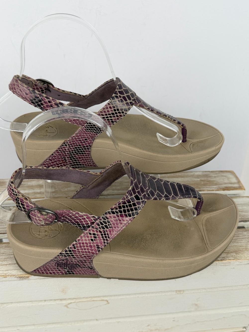 FitFlop sandals in a multicolored snake print with a T-strap design size 7 - Picture 4 of 12
